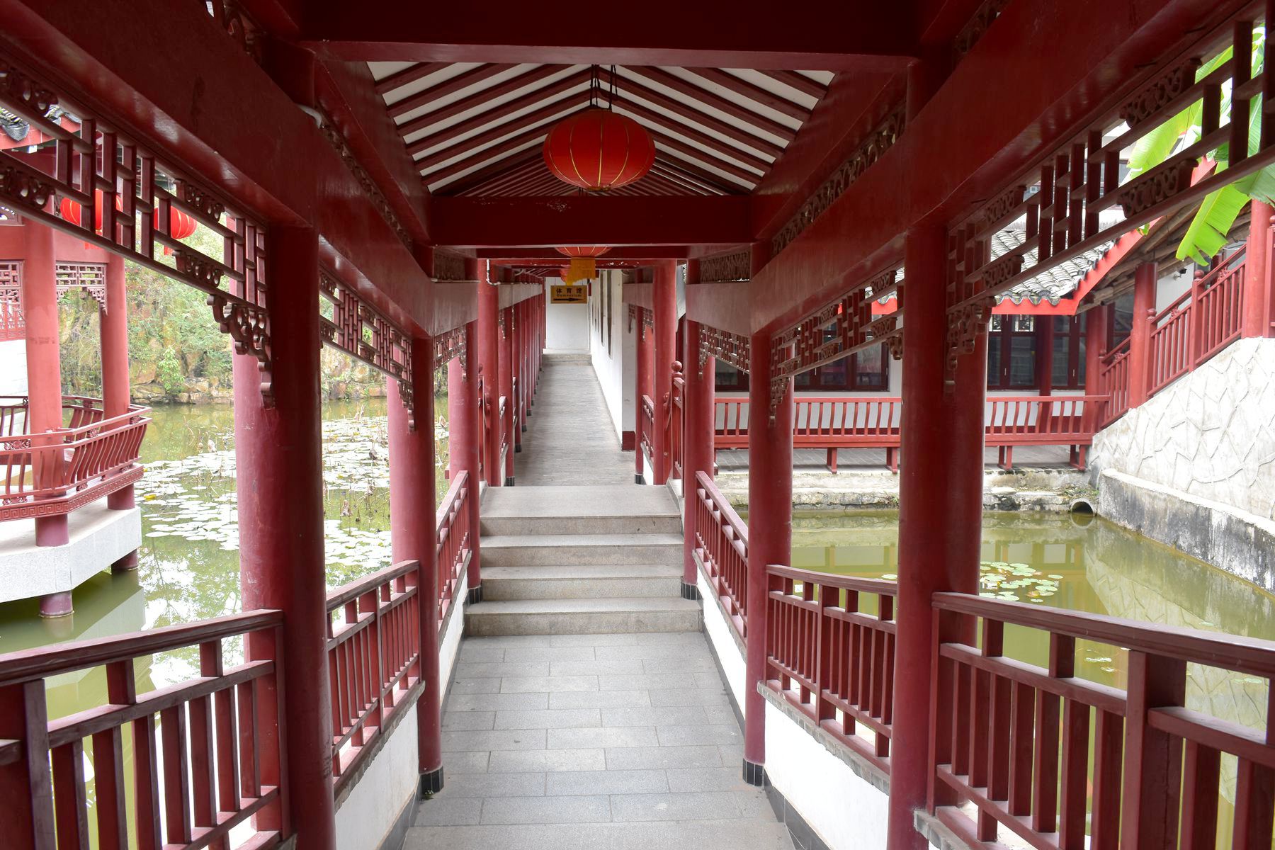 山庄内的亭台楼榭,九曲回环无不独具匠心,巧夺天工