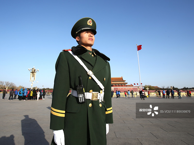 2018年12月4日,北京,解放军战士顶寒风在天安门广场站岗执勤.
