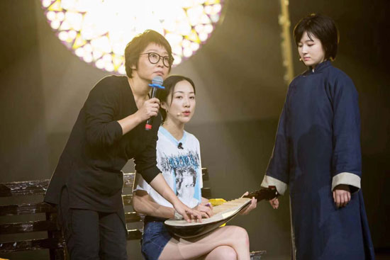 刘天池(左一)在指导演员韩雪,李兰迪表演受访者供图