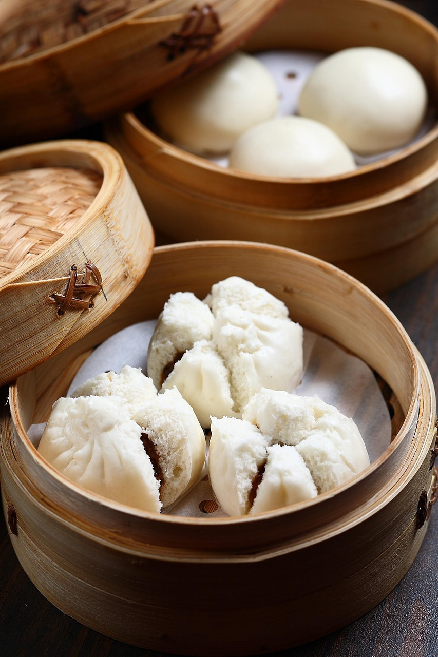 广式叉烧包 【原料】叉烧肉300克,面粉适量.