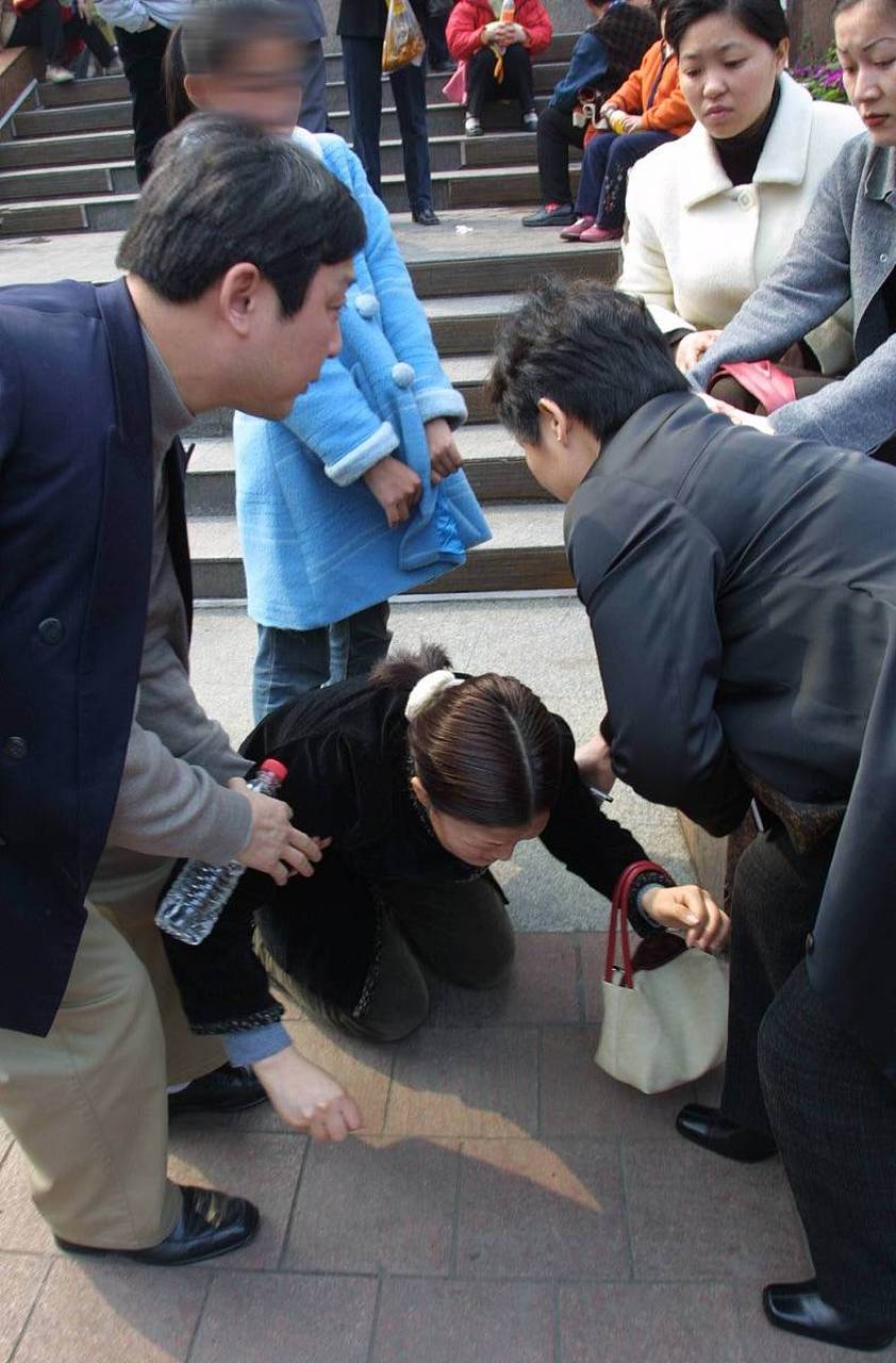 最近,一段女子当街跪求男子还钱为父#乐享周末分享吧# 治病的视频在