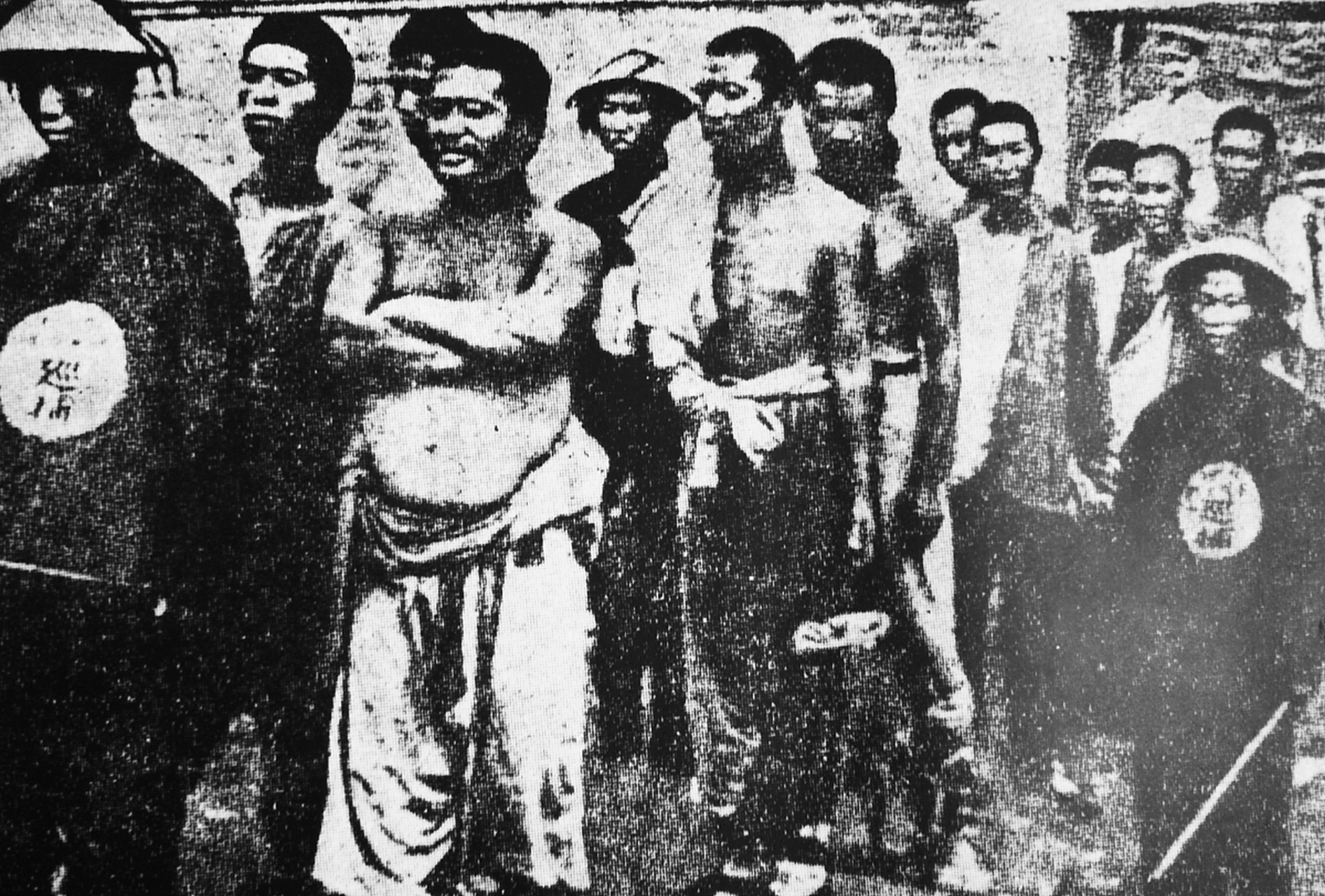 1901年,一群被俘虏的义和团战士,从照片上可以看出,这些战士,都是一脸