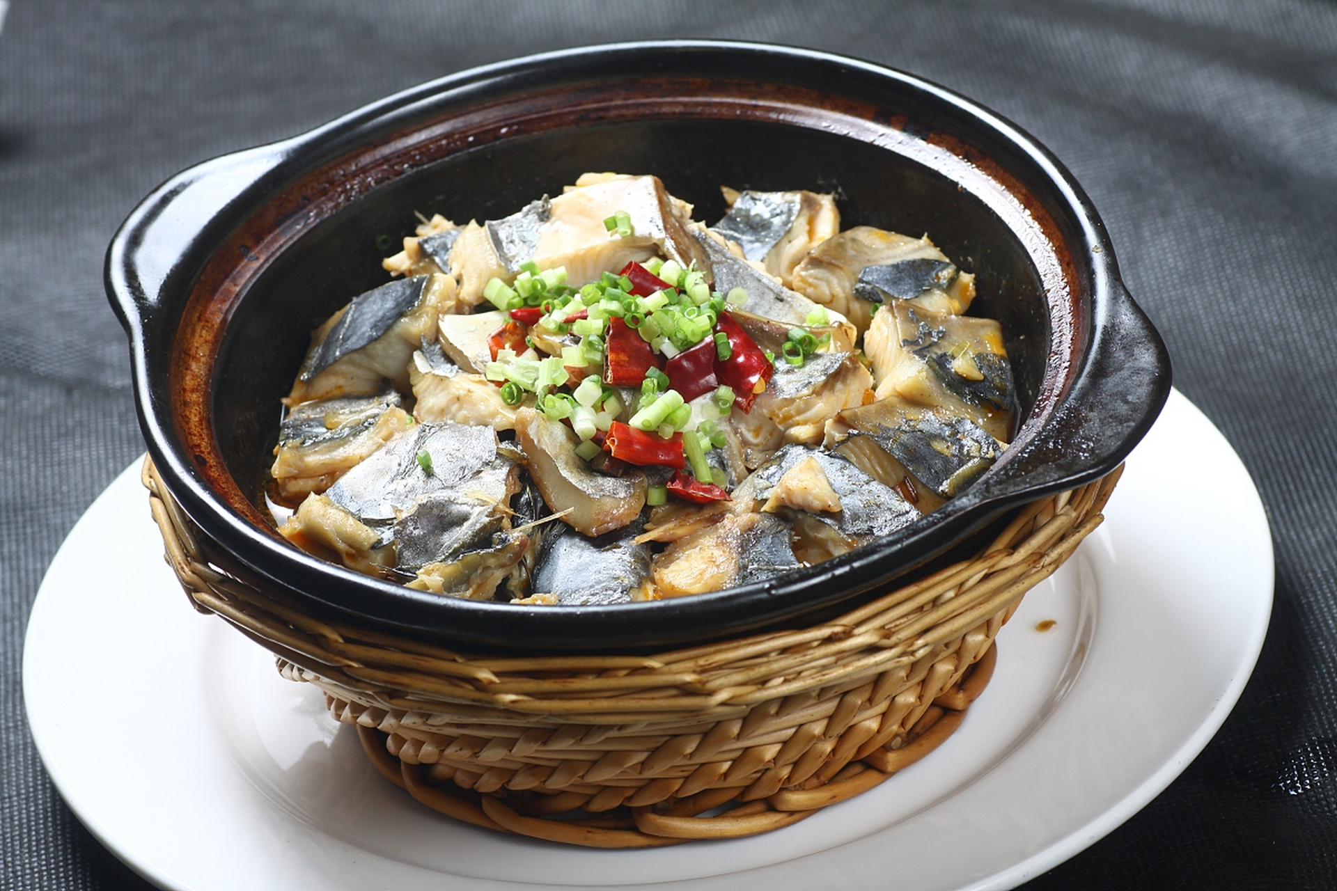 咸鱼汁可炒菜  咸鱼蒸后,碟中会有少许汁液,此汁有香浓咸鱼味,留下