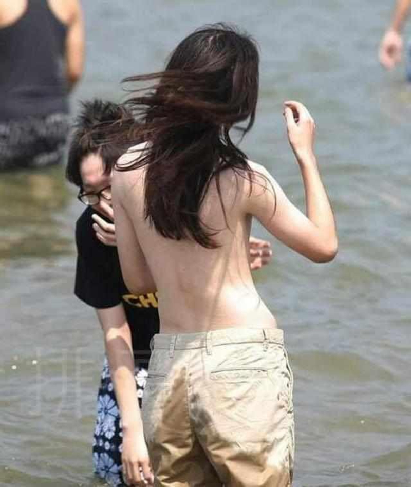 海边要去游泳和玩水,穿比基尼泳衣或者男生光膀子在海边玩都是再正