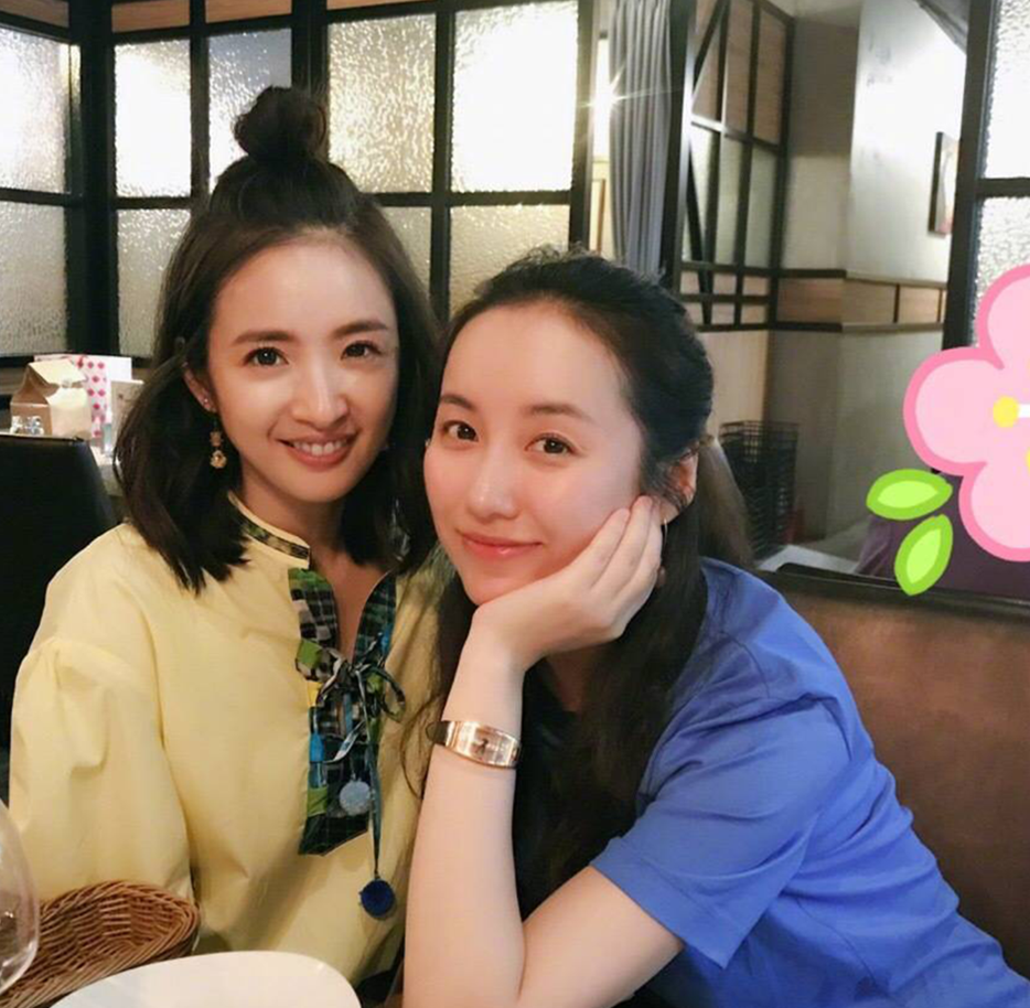 林依晨和吕一再合体,扎半丸子头的林依晨超可爱,35岁活成了18岁