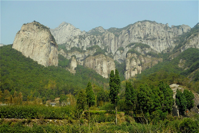 岗上有着结满芦苇的湖荡,年年南飞的秋雁栖宿于此,因而得名"雁荡山"