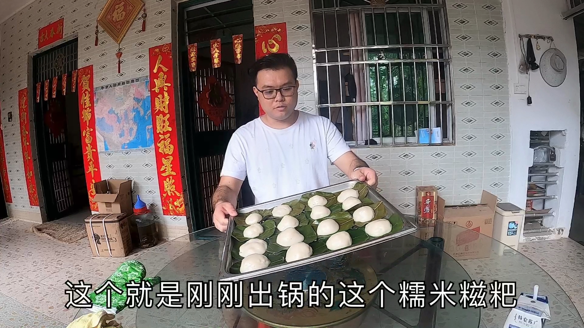 海南黎家小哥第一次亲手包椰子糍粑,软糯香甜