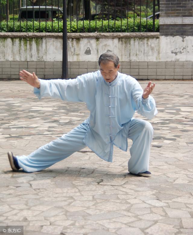 太极师傅冯志强谈练习传统内家拳松腰的原因及练习方法