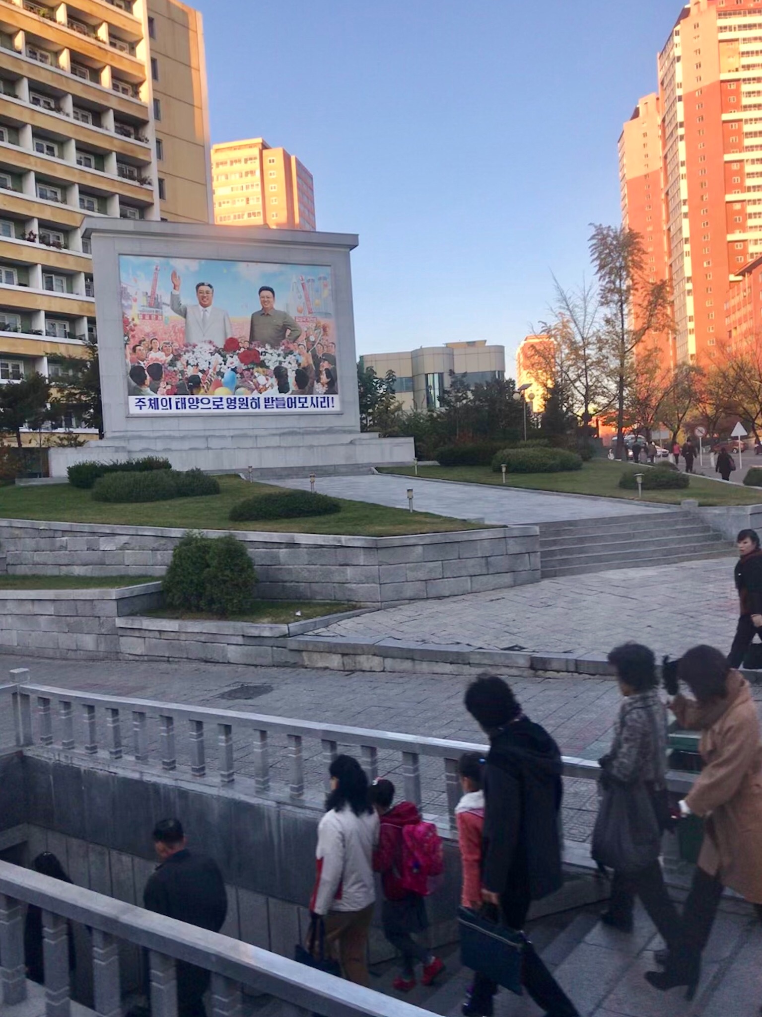 朝鲜视觉:游客镜头下的朝鲜服装店和街景!
