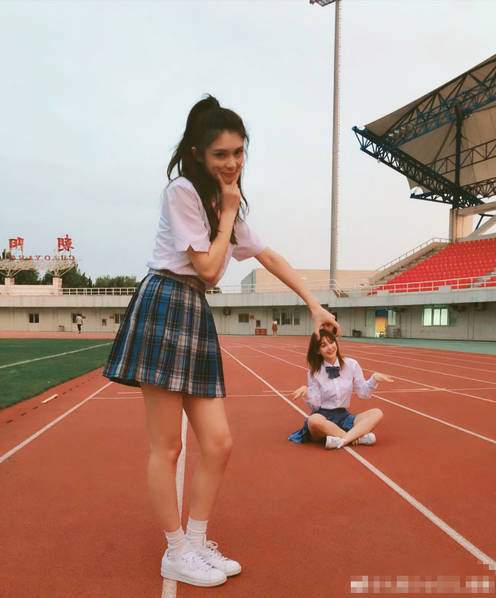 傅菁晒火箭少女校服短裙照 美腿修长马尾造型可爱