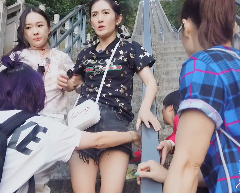 谢娜楼梯摔倒,节目组欲拿担架,遭到谢娜强行反对