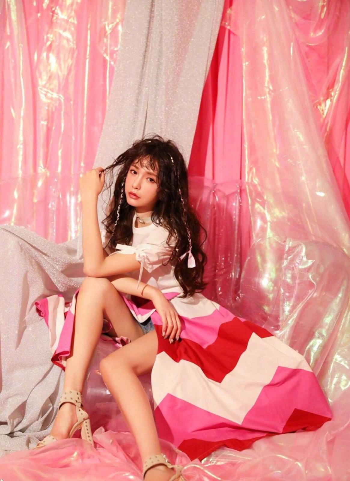 沈梦辰身材真的没得挑,身高169穿白t配阔腿裤,更显腿长了