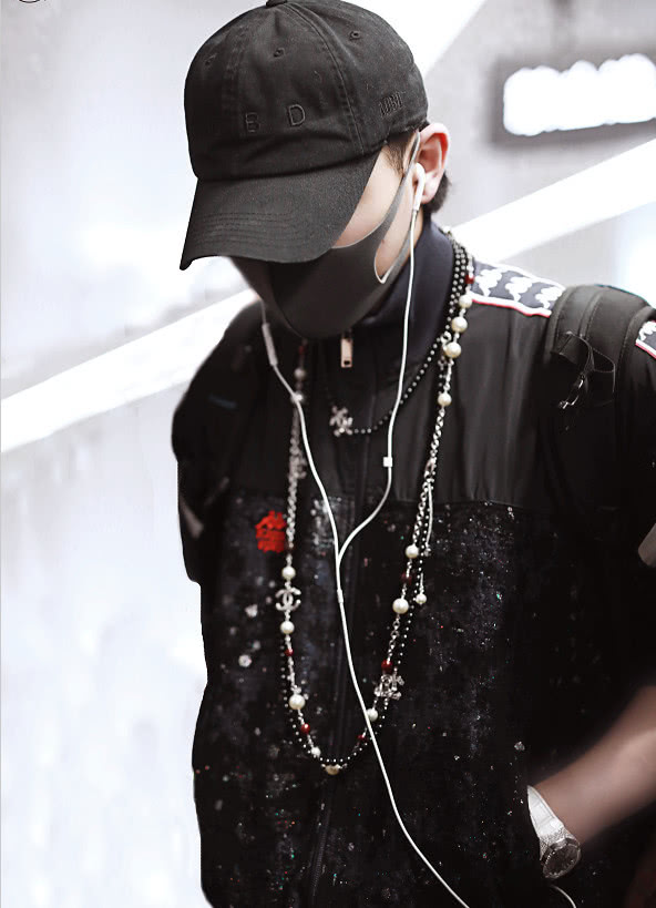 黄子韬身穿黑色印花外套内搭白t现身机场 打扮时尚休闲潮范十足