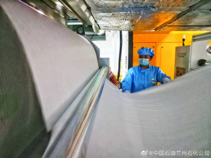 兰州石化建成甘肃首条熔喷布生产线 形成口罩生产"一条龙"产业链条
