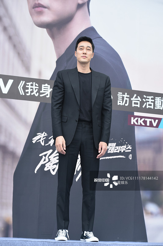 韩星苏志燮台北宣传黑西装a爆 热情挥手秀男模身材长腿迷人