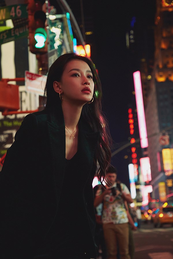 孙怡男友风西装现身街头 行走的时髦精上线