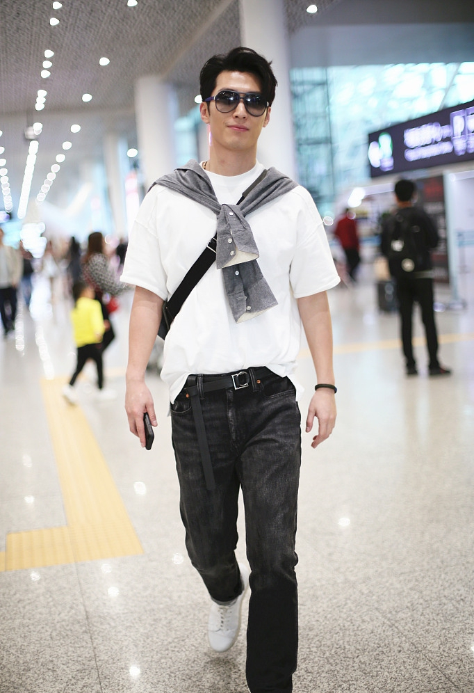 窦骁承认恋情后首度亮相机场 外套当披肩时尚型男开心任拍