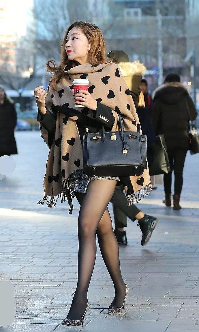 这样穿着黑丝袜走在街上,一定会有很多异性关注!