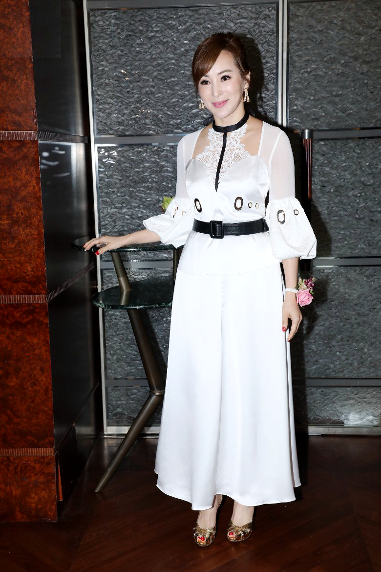 现已54的罗霖保养得当,逆龄感十足.此身look尽显优雅气质,仙气十足!