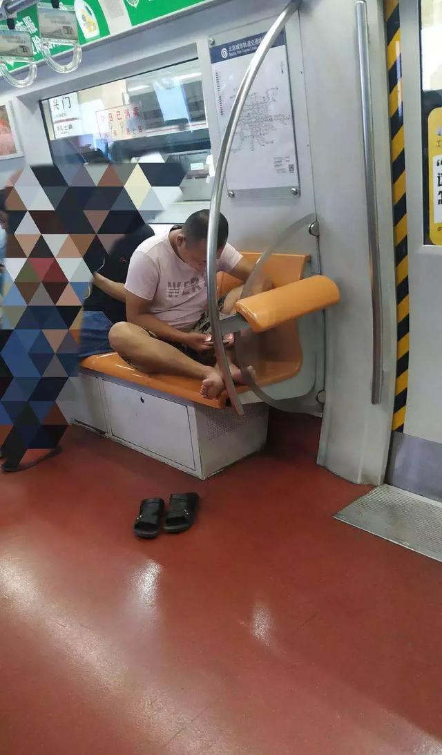 北京地铁1号线,一男子光脚,盘腿,占了两个座位