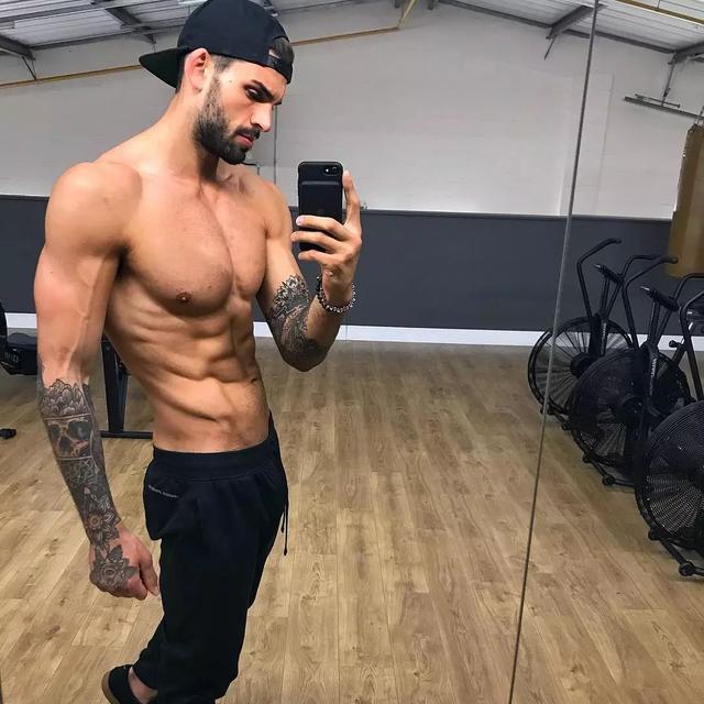 英国真人秀《love island》里的选手,想和他玩捕捉爱的小游戏