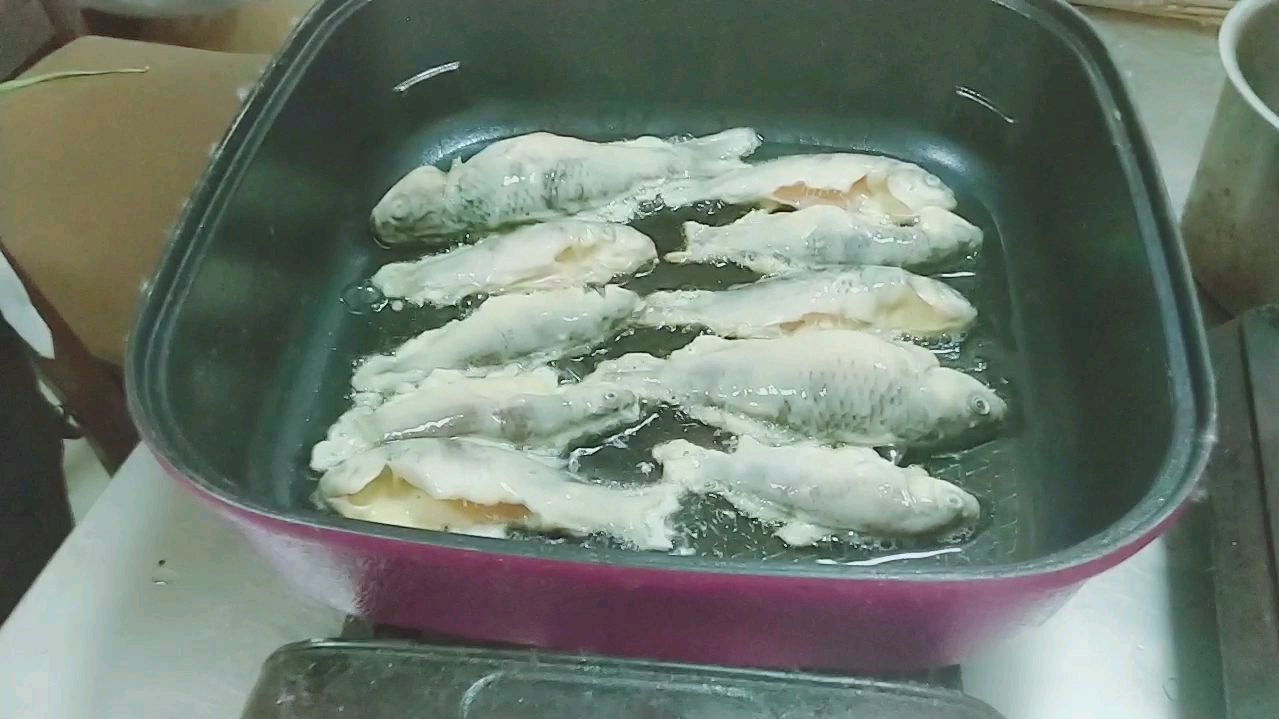 6年大厨教你做鱼 油煎的小鱼外焦里嫩