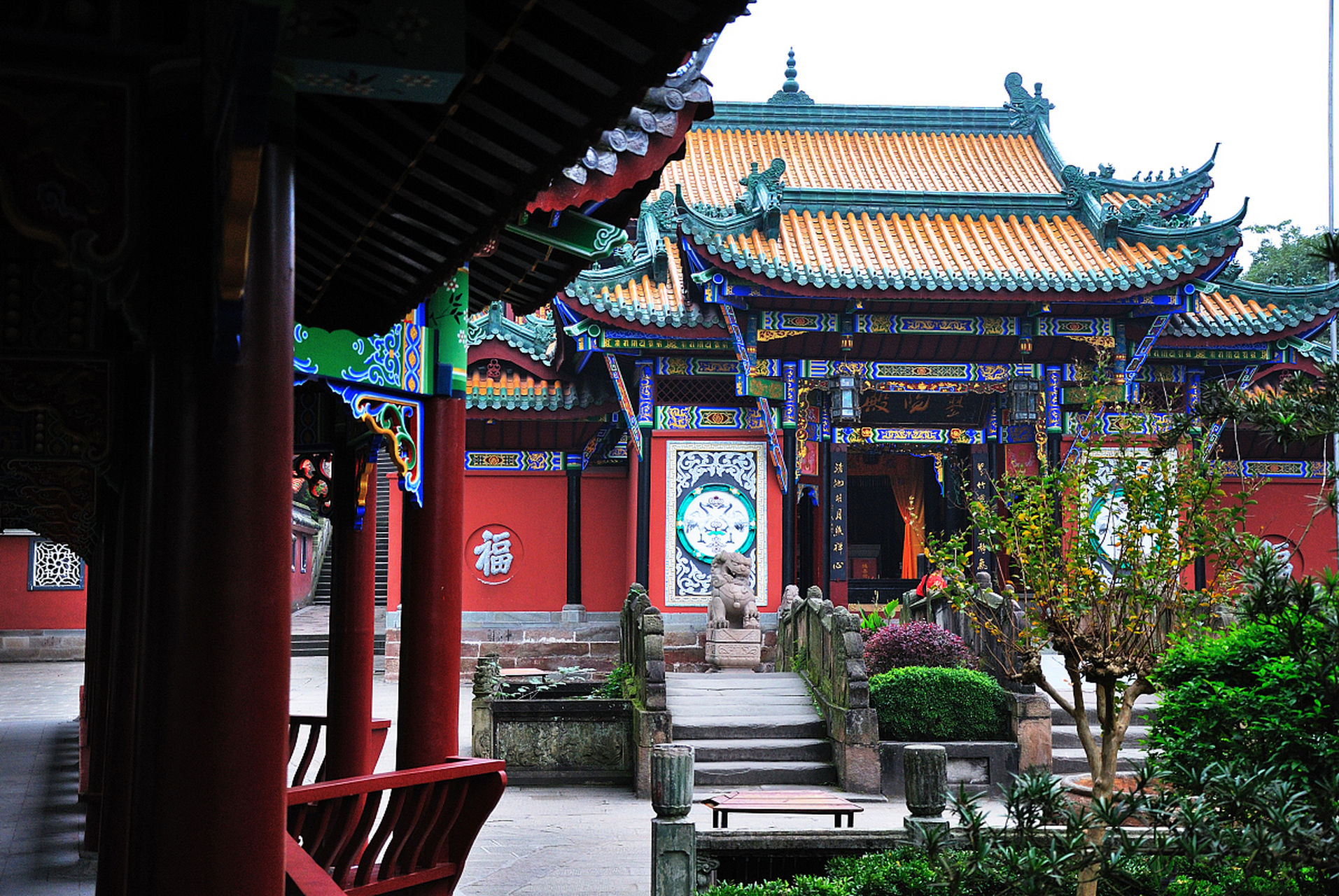 丰都鬼城位于重庆市下游丰都县的长江北岸,是国家首批aaaa级旅游区