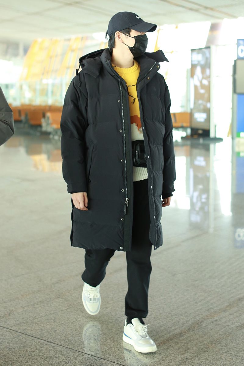 魏大勋街拍:mo&co.卡通毛衣休闲裤prada斜挎包 身披羽绒服霸气十足