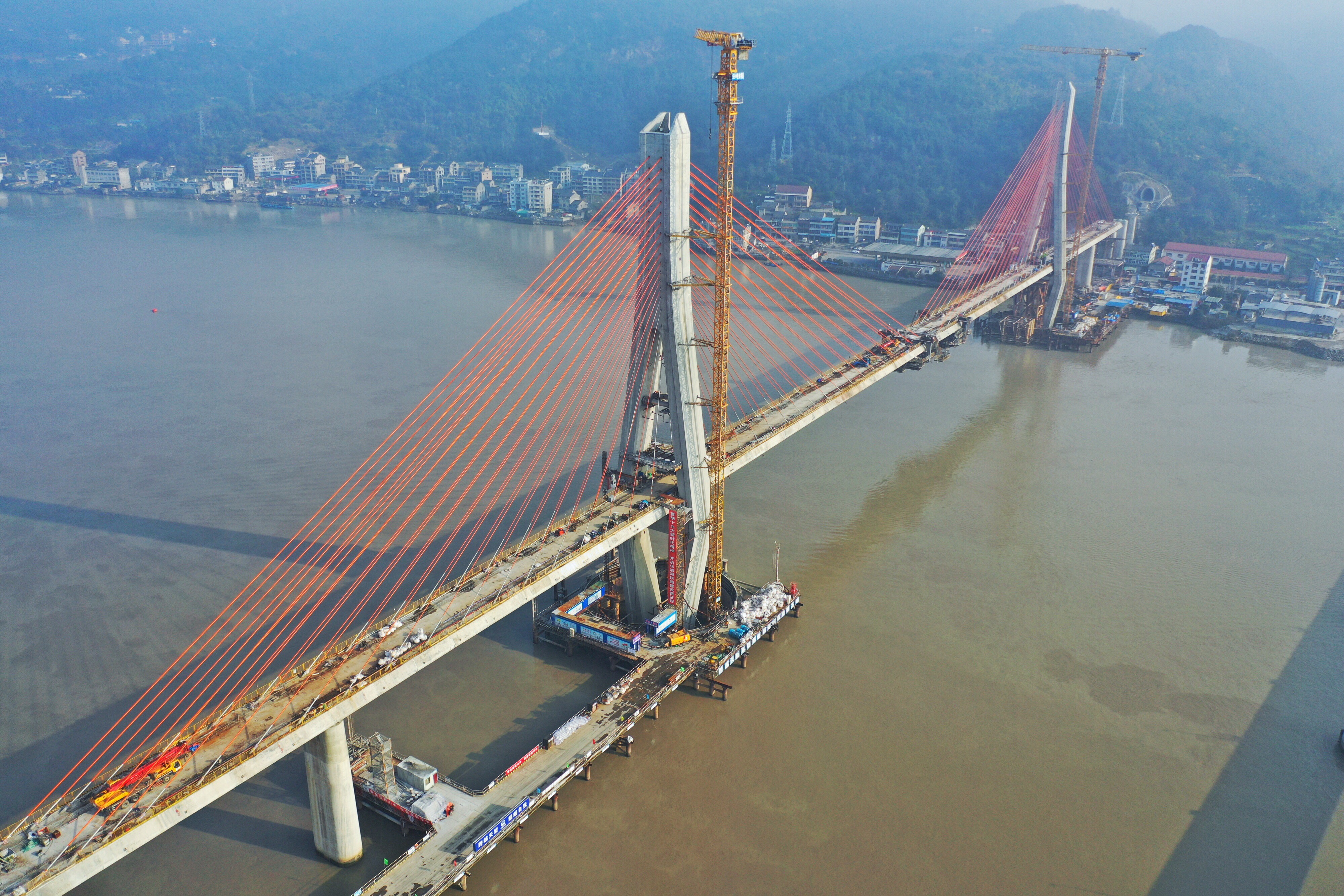 浙江乐清湾港区铁路瓯江特大桥即将合龙