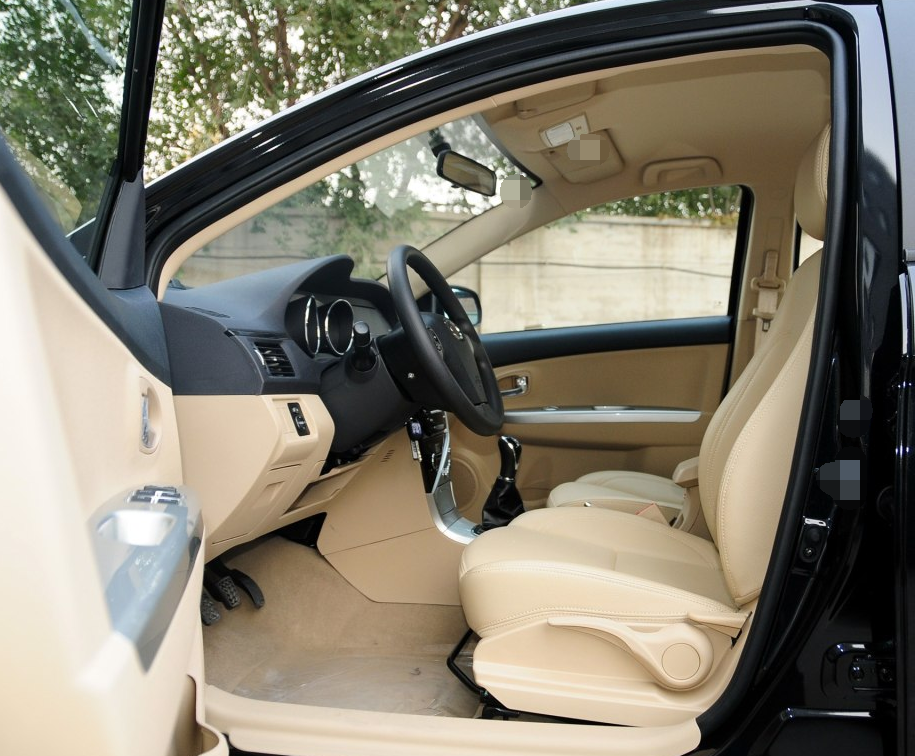 它内饰品质完全不用担心,用料做工超出大量a级车,为了打造精品车,大量