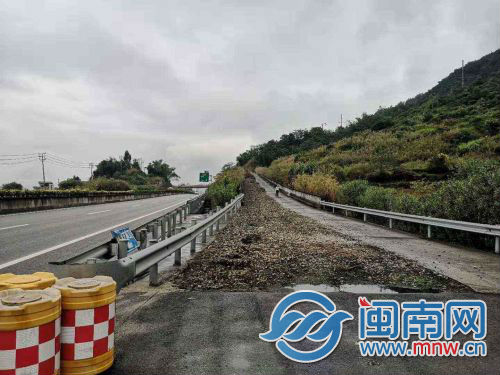 莆永高速:男子误把避险车道当出口撞护栏