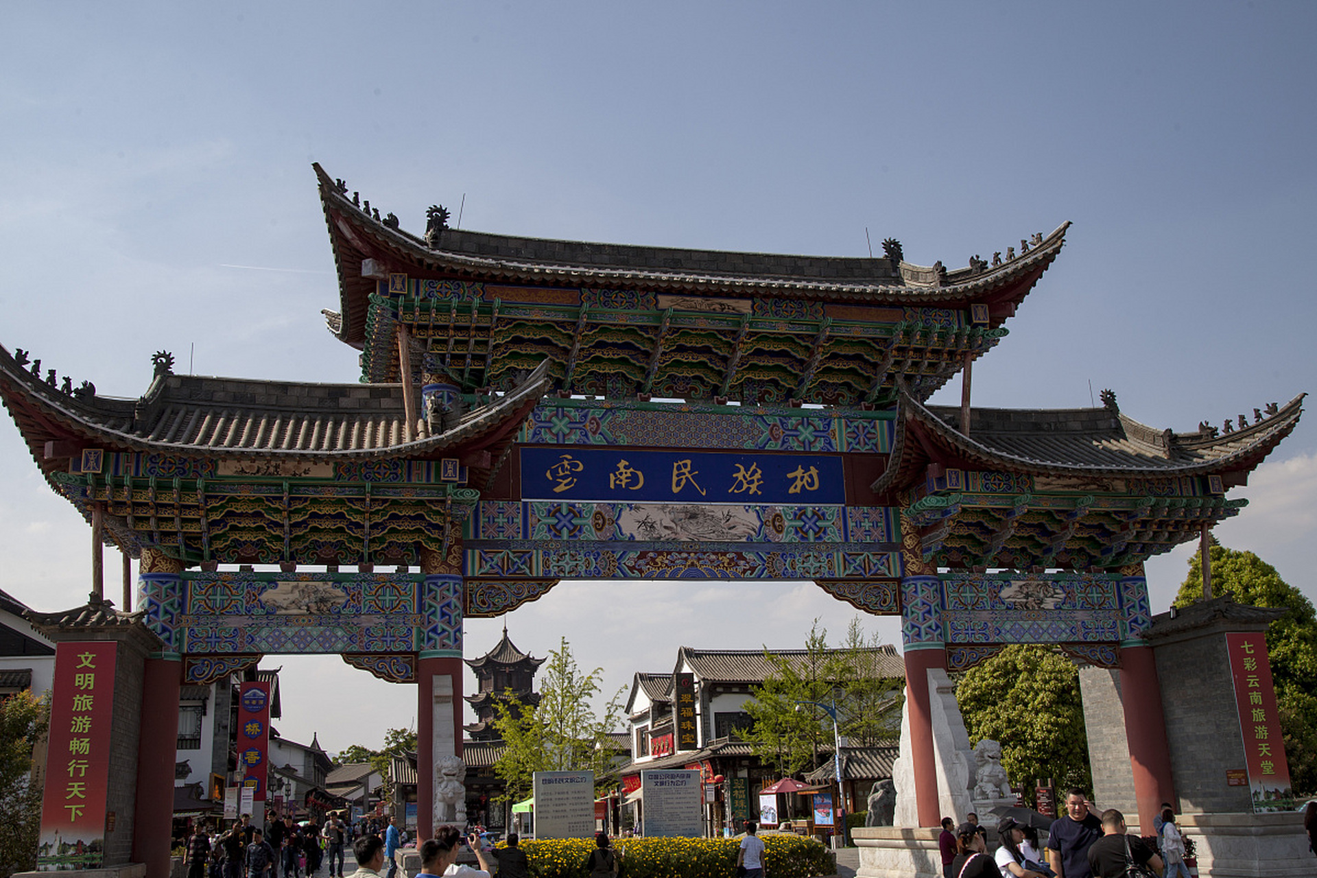 在我心中,彝人古镇不仅是一座历史悠久的建筑群,更是一部活灵活现的