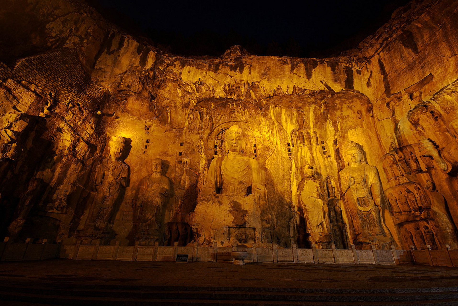 中秋国庆假期,全国多个景区现客流高峰,河南洛阳龙门石窟开启夜游模式