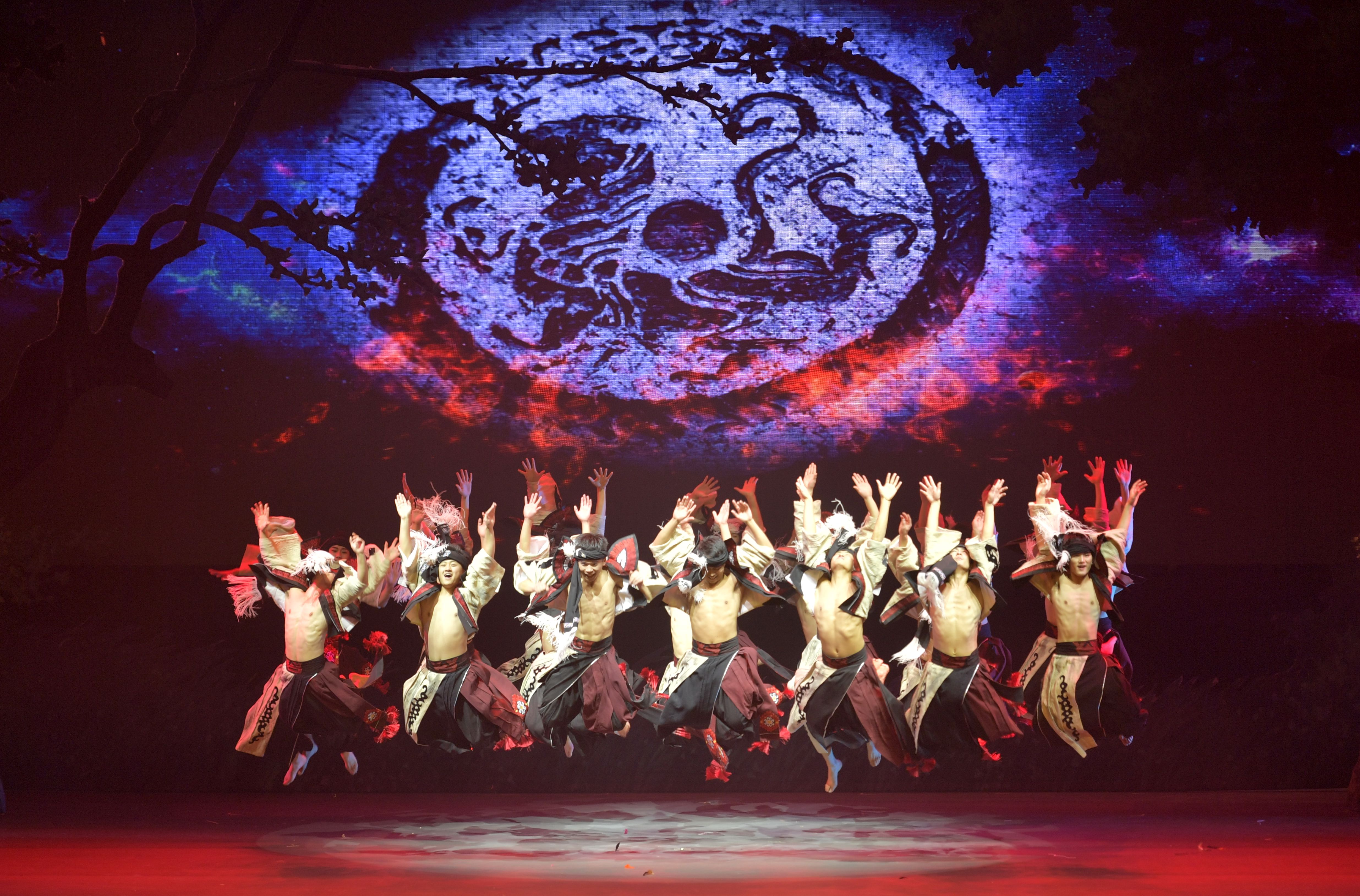 湖北民族风情歌舞诗《龙船调的故乡》首演