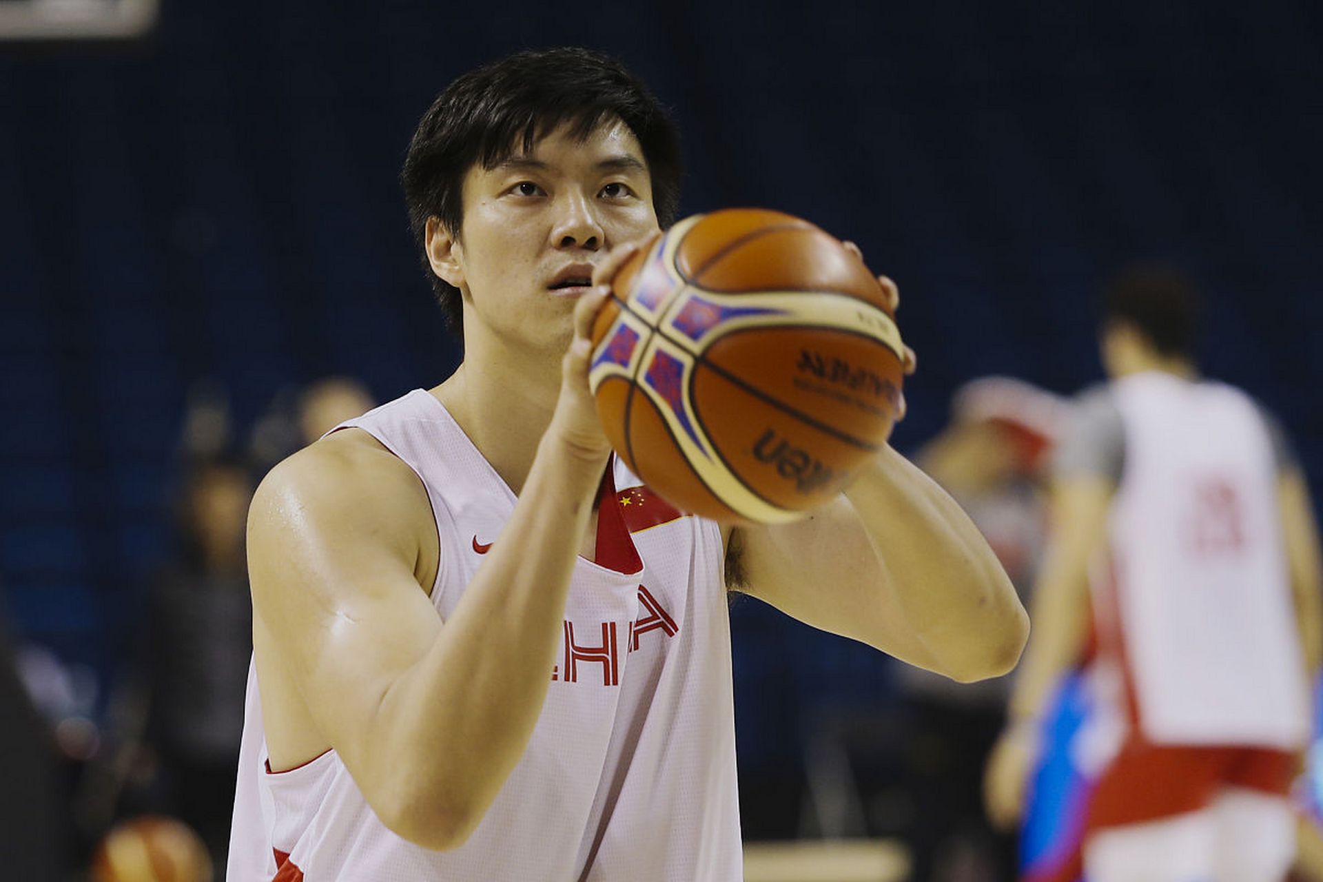 男篮三大糙哥  1,苏伟 半路出嫁打篮球,以前是划船运动员,技术糙是有