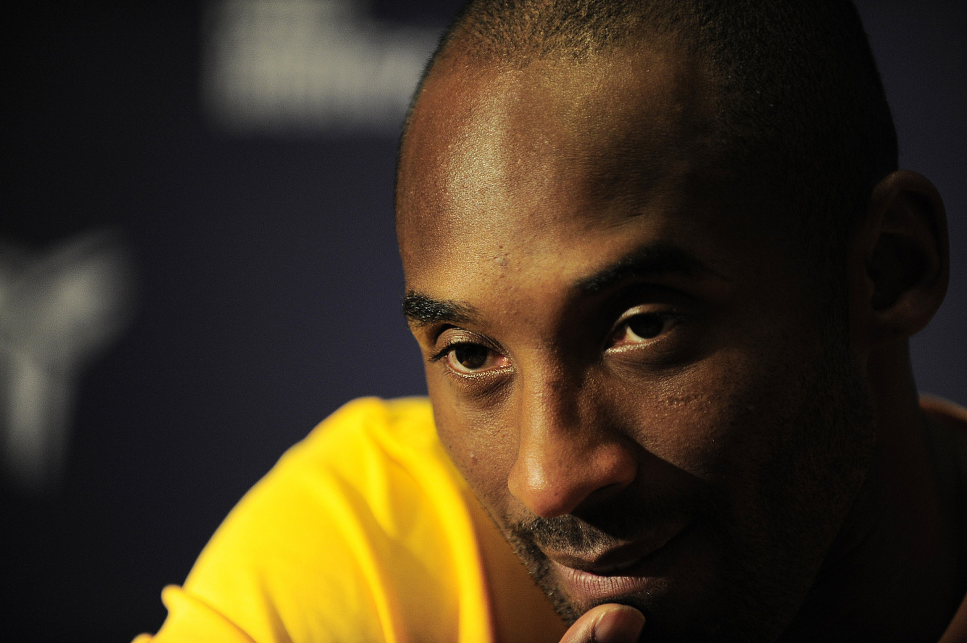 这枚戒指是科比职业生涯中的第一枚总冠军戒指,他将其赠送给了父亲乔