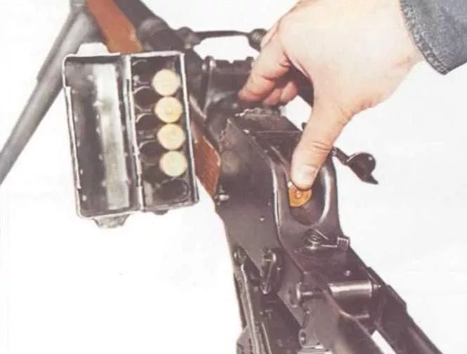 二战期间纳粹步兵装甲杀手的开山之作,pzb38反坦克步枪!