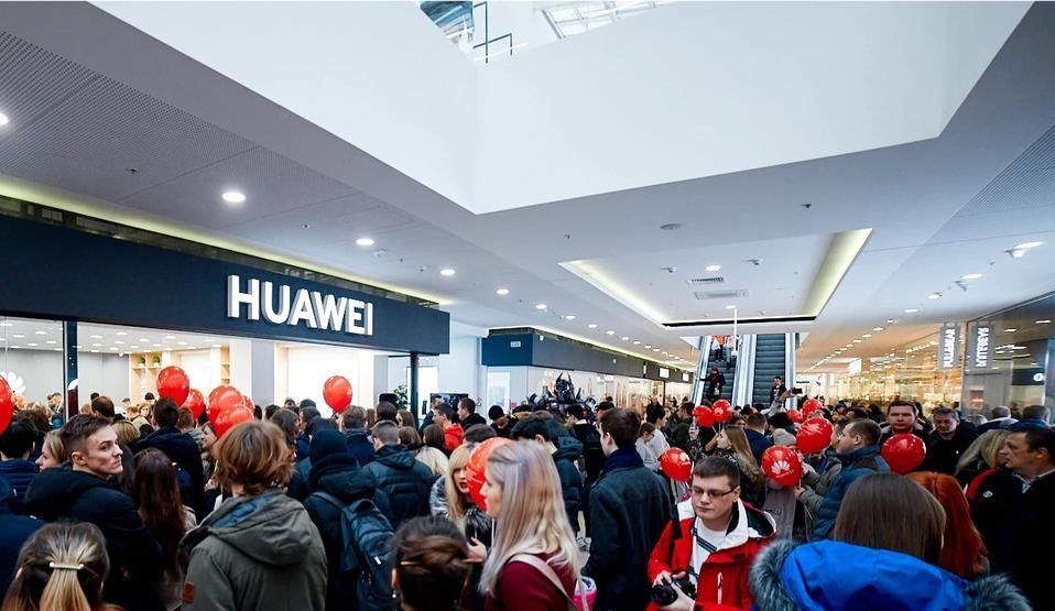 华为白俄罗斯首家体验店开业,凌晨开始排队,mate 20 pro售罄!