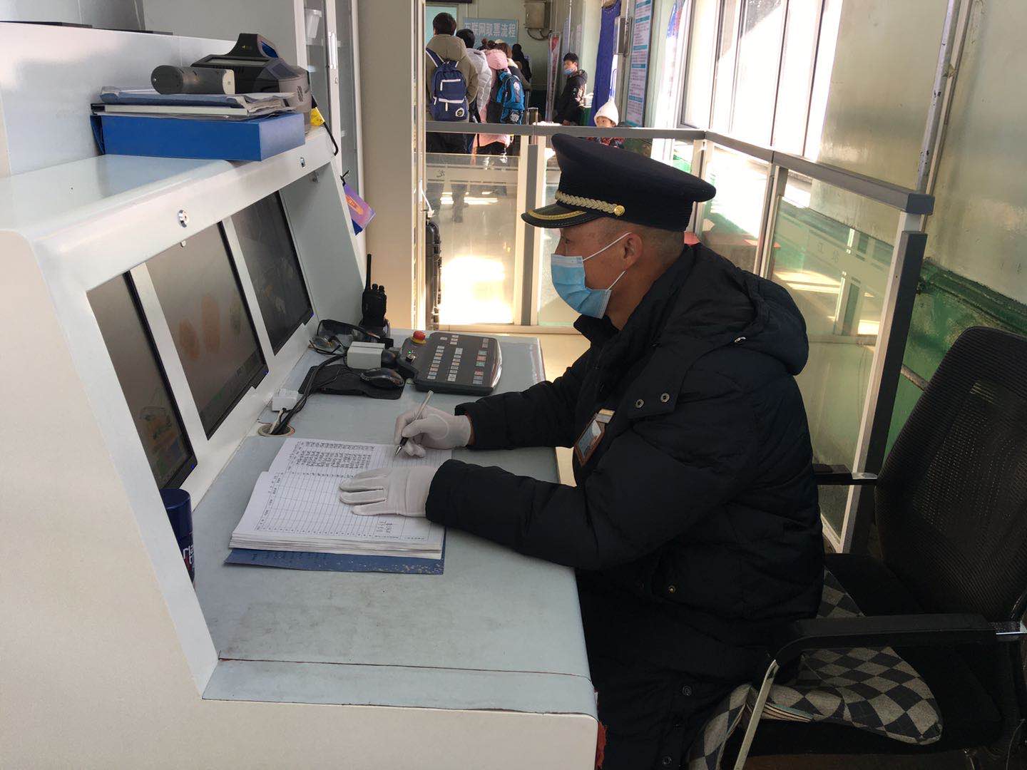 疫情下,小站铁路安检员收获10多万粉丝