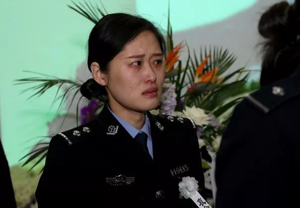 沈阳牺牲民警妻子图片