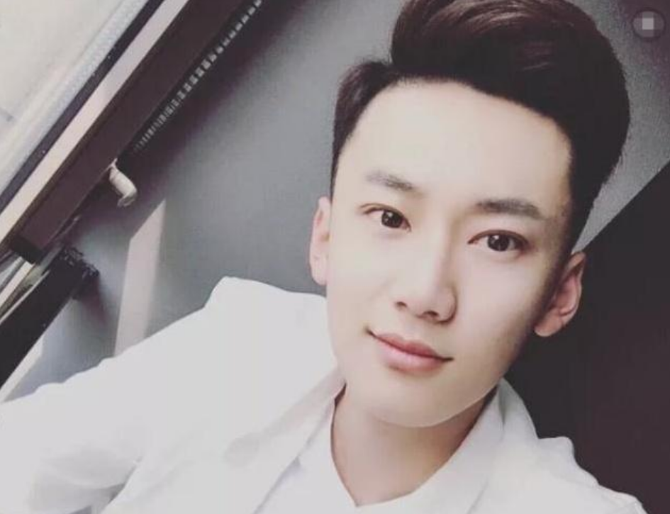 变形计:17岁小伙月入3万,直到看见桌子上的东西,才明白为什么