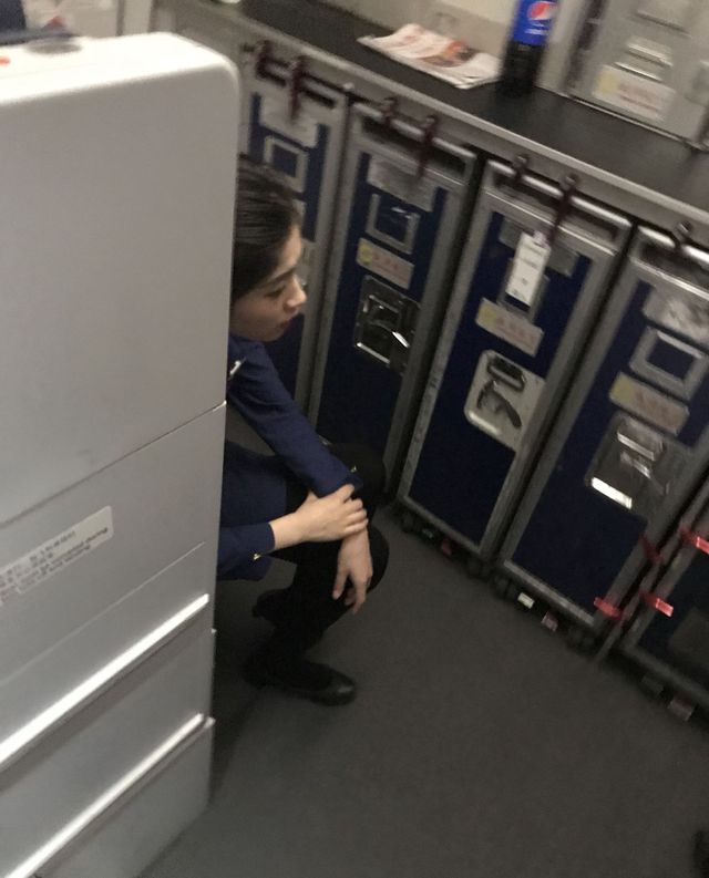 休息室里的美腿空姐,美到想娶回家