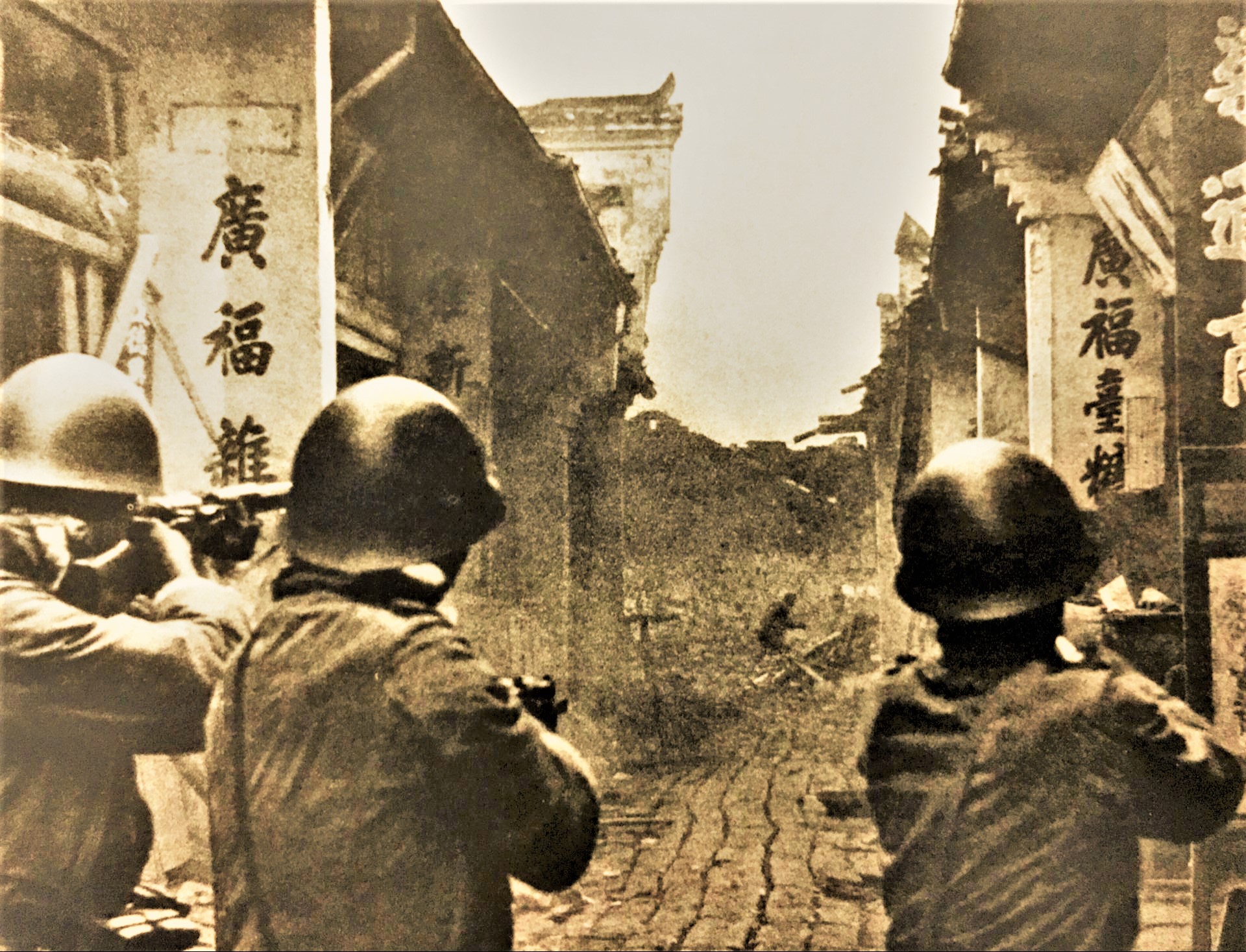 日军侵华老照片:强迫占领区百姓学日语,军官作秀给儿童发糖