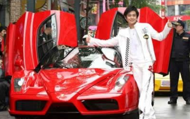 林志颖豪车太多,车库像个博物馆,最爱的赛车放客厅,真豪气