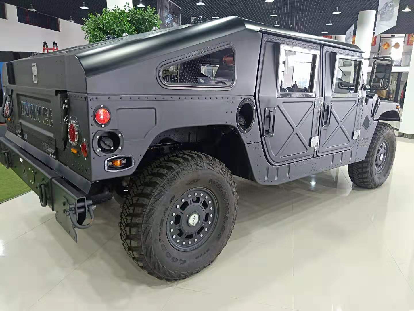 作为军用版本的铁骨硬汉——悍马悍威港口现车实拍!