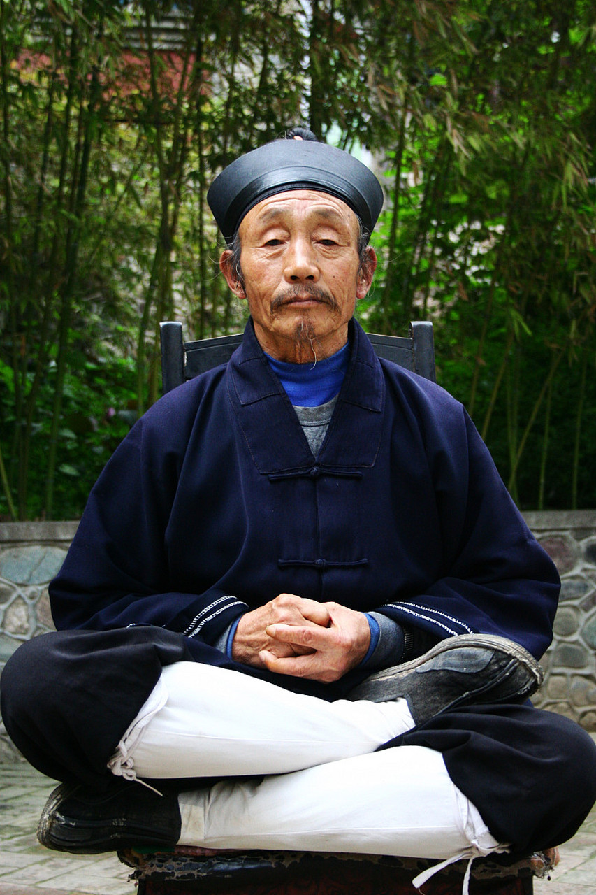 在一个古老的村庄里,有一位智慧而仁慈的道士,名叫慧明.