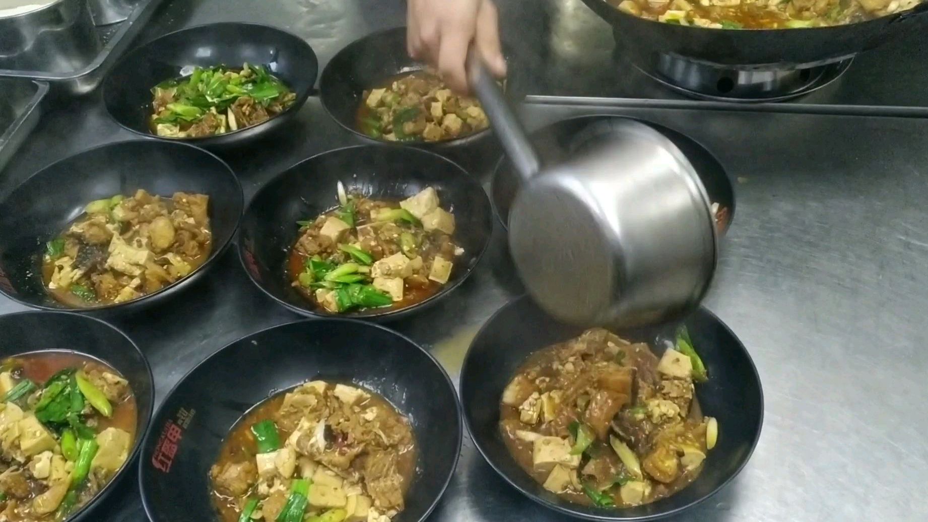 今天张师傅给我们做了一道大锅鱼炖豆腐,不愧是做了七八年的厨师