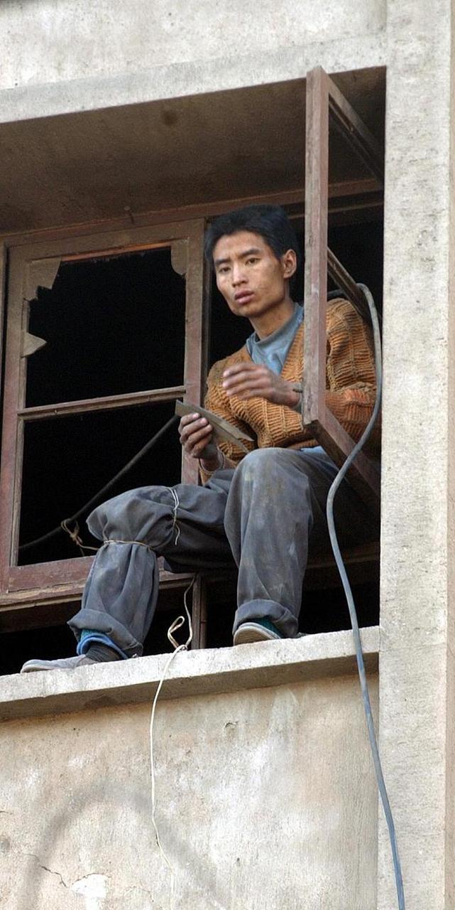 农村"躺平族"增多,地不愿种,工不想打,没有追求,到底为啥?