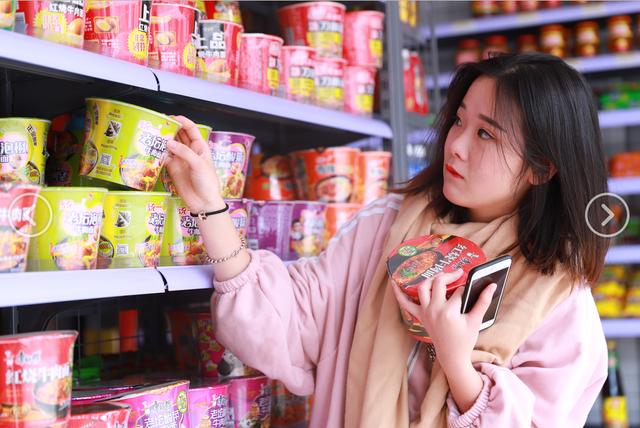 实拍,爱吃泡面的美女