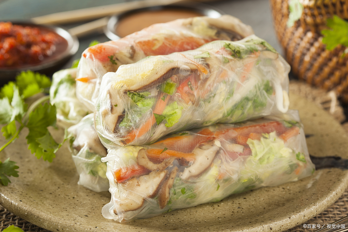 金针菇鸡蛋饼是一款家常小吃,富含蛋白质,维生素和矿物质